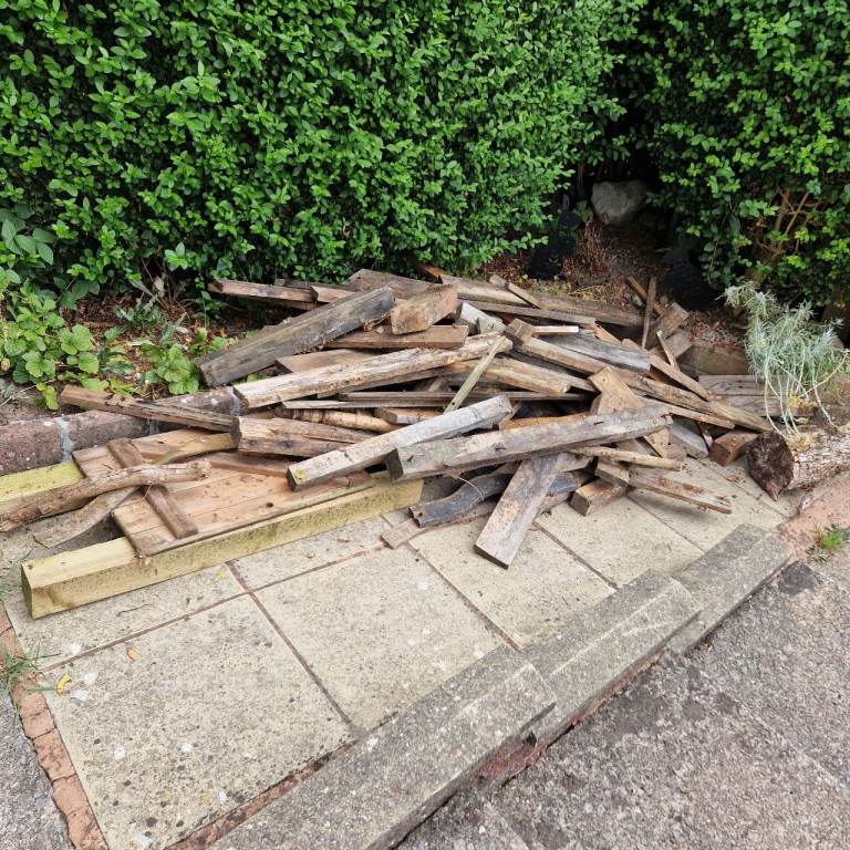 Mixed Wood Timber Scraps and Offcuts – Fair Condition