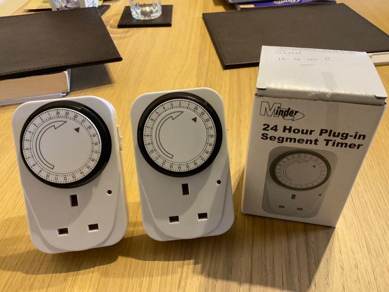 image for MINDER 24 HOUR PLUG-IN SEGMENT TIMER MODEL NO. TE-2A