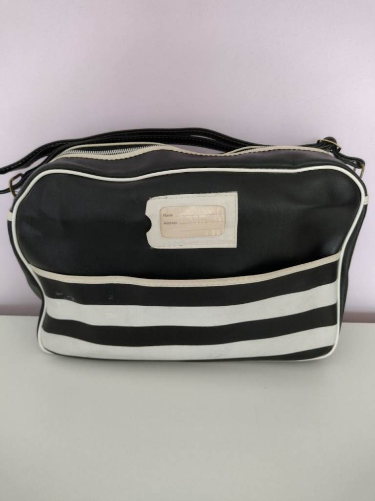 Vintage 1970's Black & White Gym Holdall Shoulder Bag. In good & clean condition!