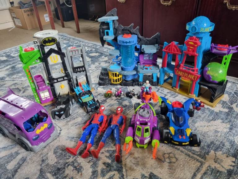 Large Imaginext DC Super Friends Bundle – Batcave, Daily Planet, Vehicles & Figures