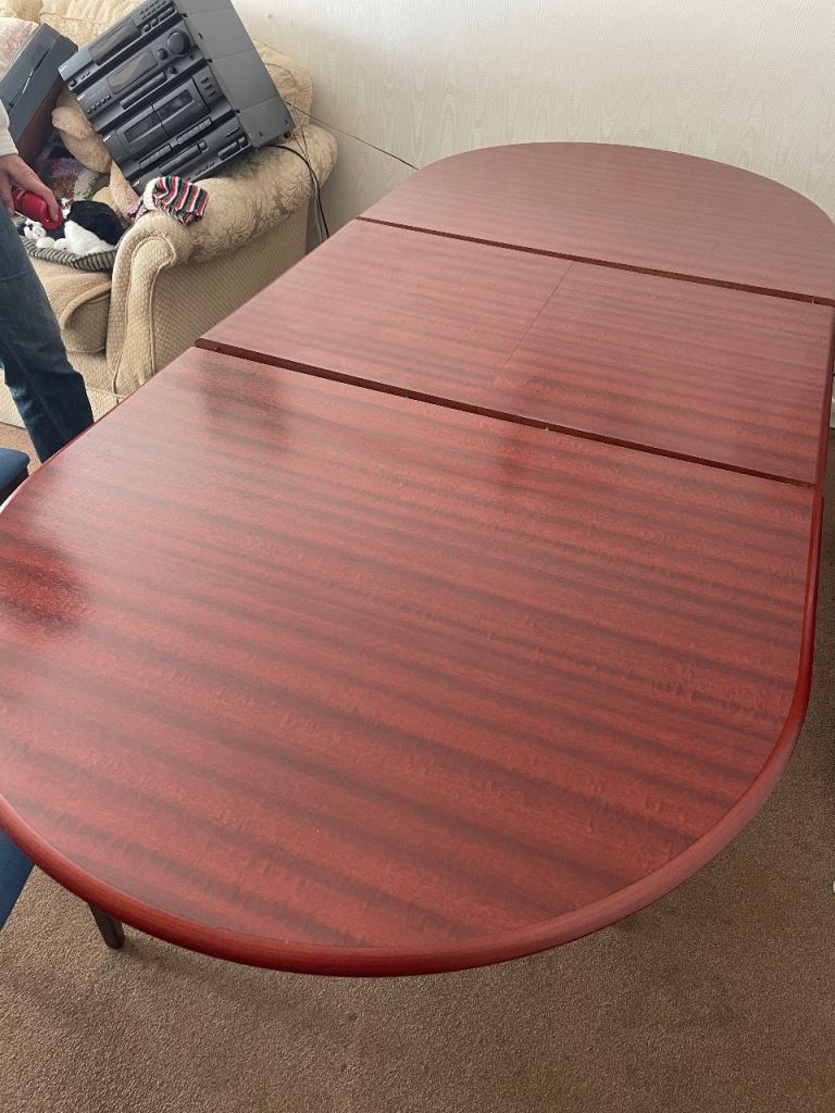 Mahogany Effect Extendable Dining Table with 6 Chairs