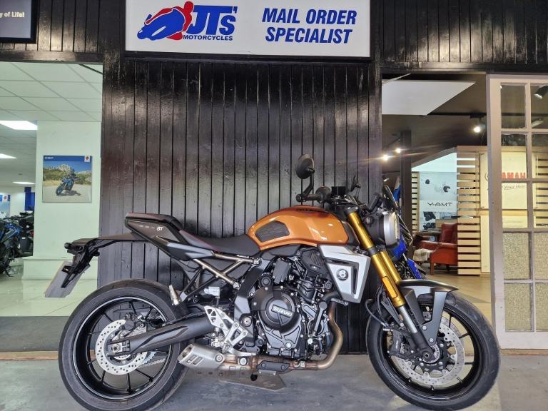 SUZUKI GSX 8 T IN CANDY BURNT GOLD