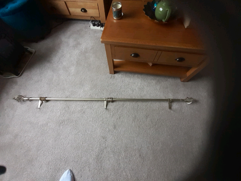 Gold extending curtain pole £10