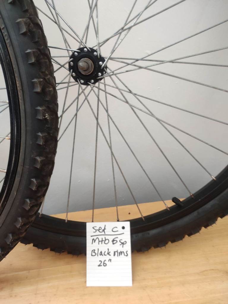 Mountain bike wheel set with tyres and 6 speed sprocket 