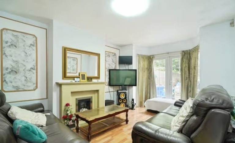 Immediate availability! ⚡ Secure your Birmingham room, £10/week service charge. 🔑