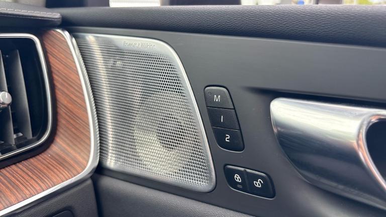 2024 Volvo XC60 Recharge Ultimate, T8 AWD Plug-in hybrid, Electric/Petrol, Bright ESTATE Petrol/E...