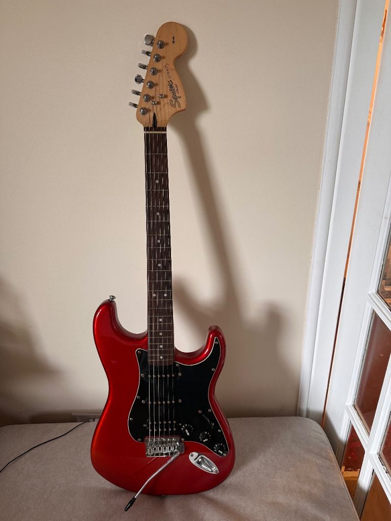 Squier Fender Affinity Stratocaster Electric Guitar Bundle with Amp & Bag