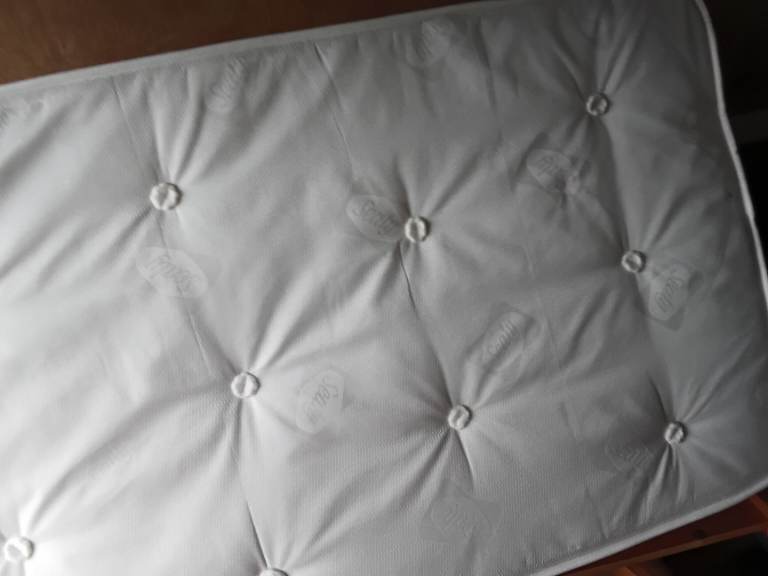 Double mattress pocket sprung. 