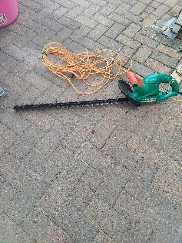 Black & Decker GT360 Electric Hedge Trimmer – Good Condition
