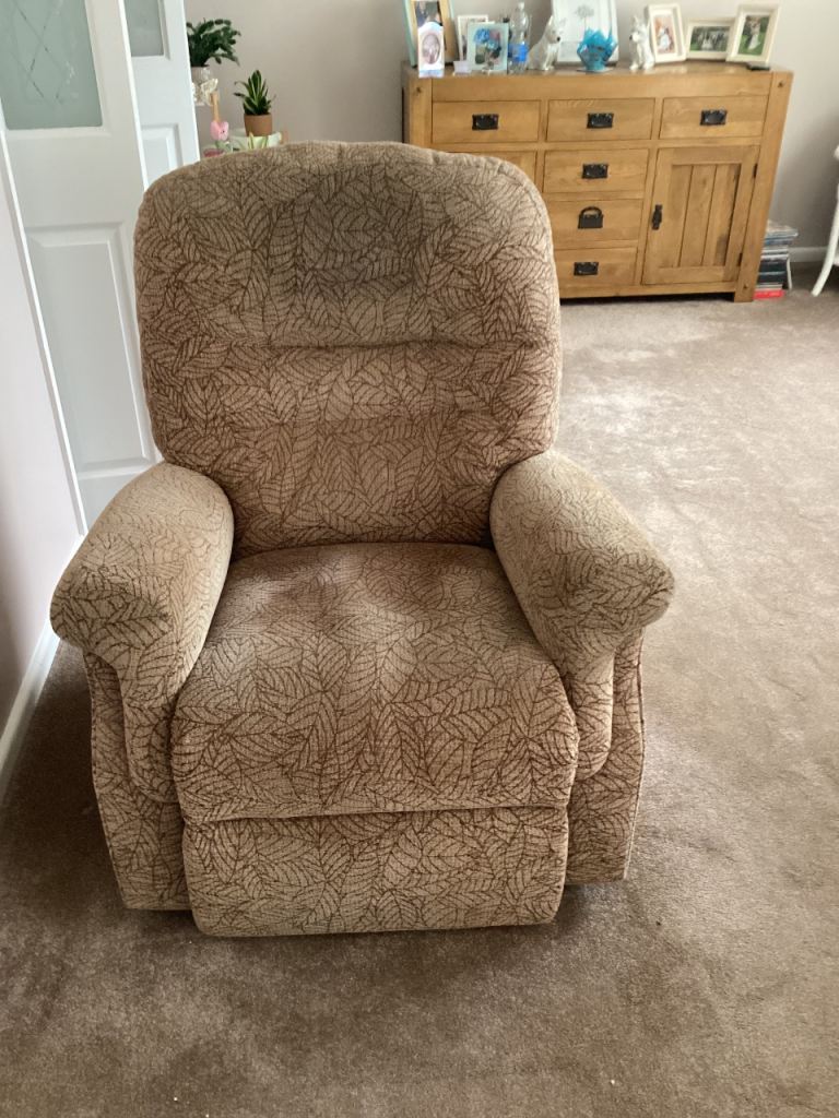 3 piece suite for sale (free to collecter)