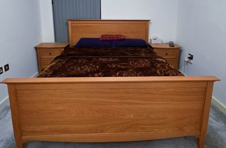 078Premium Solid Oak King Size Bed Set- Inc 2 Matching Nightstands & 8" Luxury