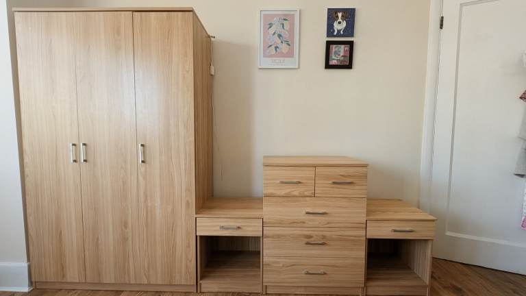 Modern 4-piece bedroom furniture set – wardrobe, chest & 2 bedside tables (Oak finish)