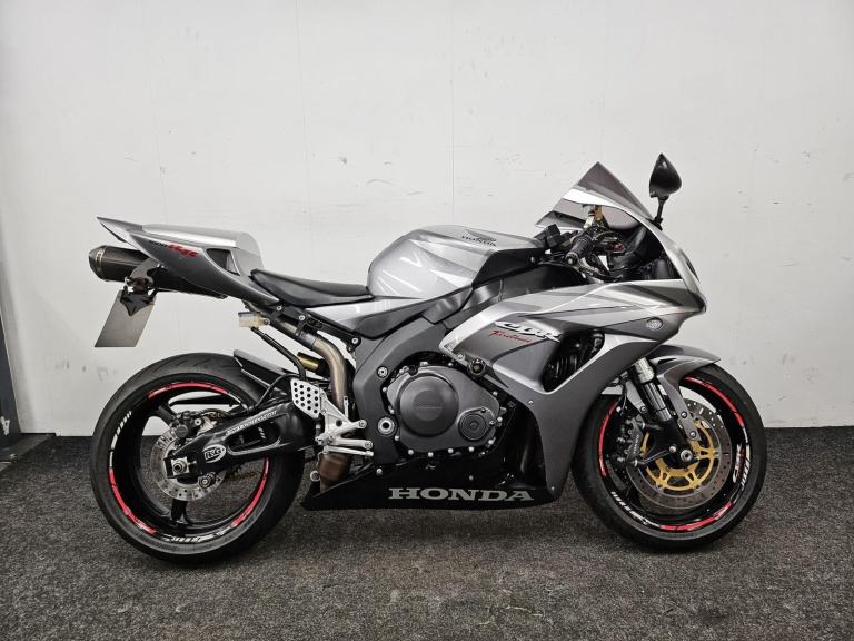 HONDA FIREBLADE ** MOT UNTIL JUNE 2027 - AKRAPOVIC EXHAUST **