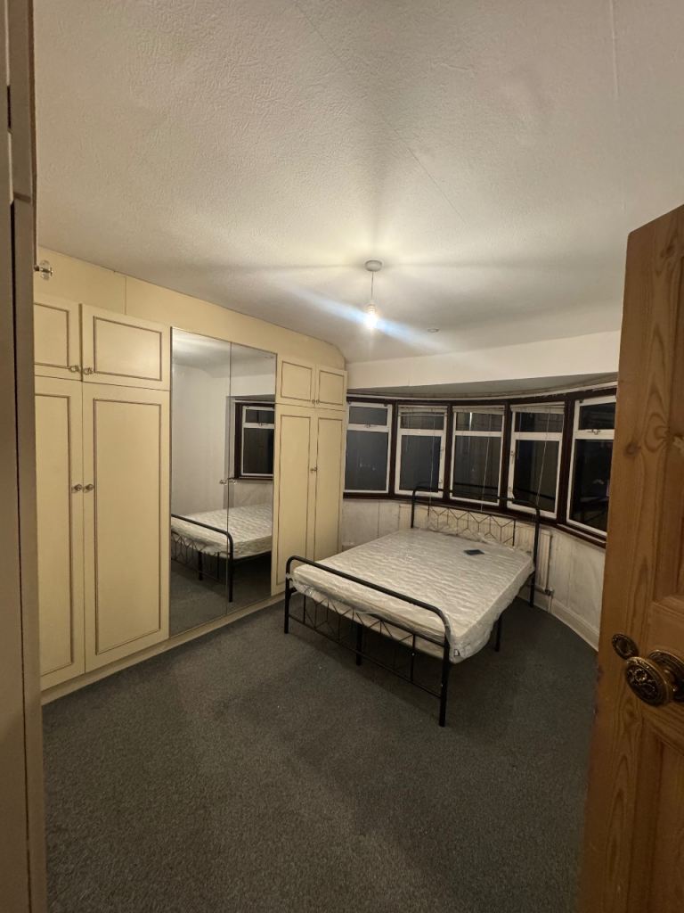 Double furnished room close to kt3 high street 