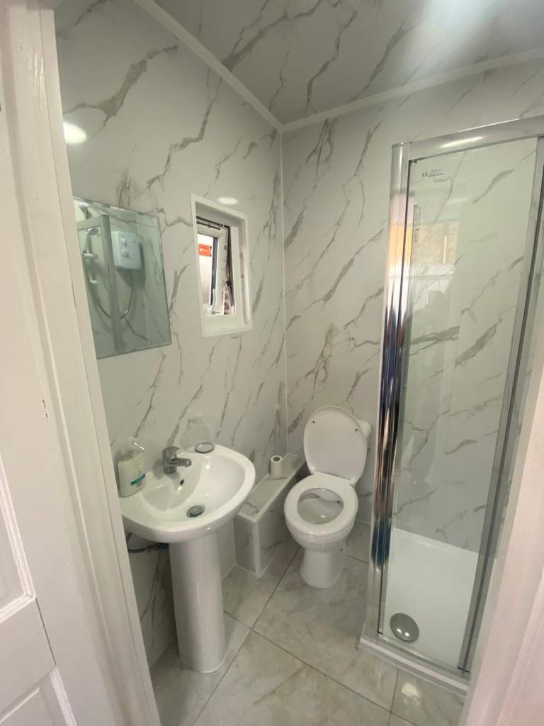 Spacious Room - Bills Included - Close to Tube