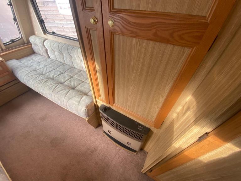 CROWN SCEPTRE - 1998 - 5 BERTH - SEATING BOTH ENDS 
