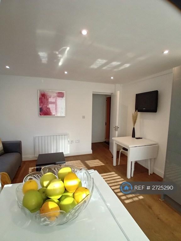 1 bedroom flat in Broadfield Crescent, Folkestone, CT20 (1 bed) (#2725290)