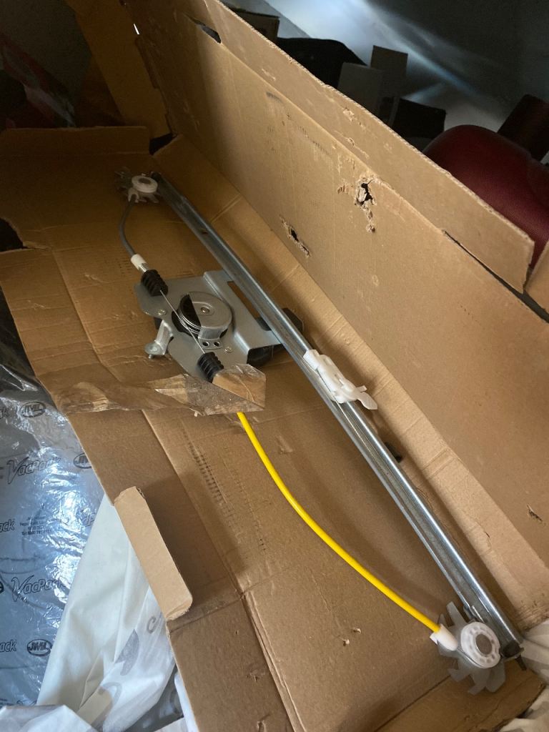YES IT'S AVAILABLE Drivers side electric window regulator - vauxhall vivaro