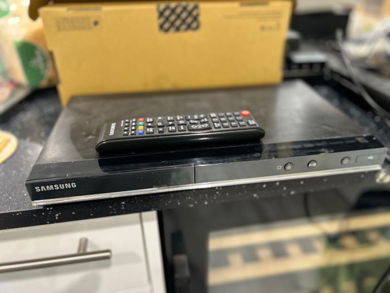 Samsung DVD Player with Remote – Black, Good Condition
