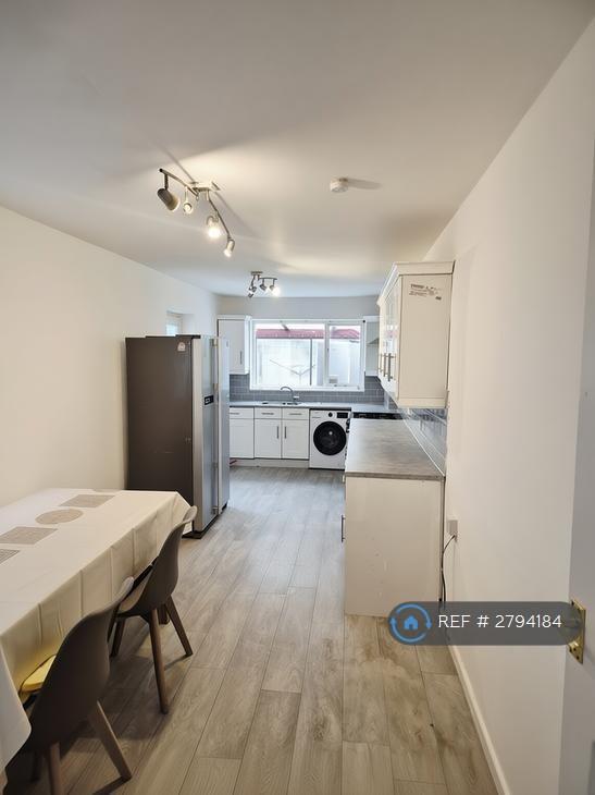 4 bedroom house in Emsworth Road, Portsmouth, PO2 (4 bed) (#2794184)