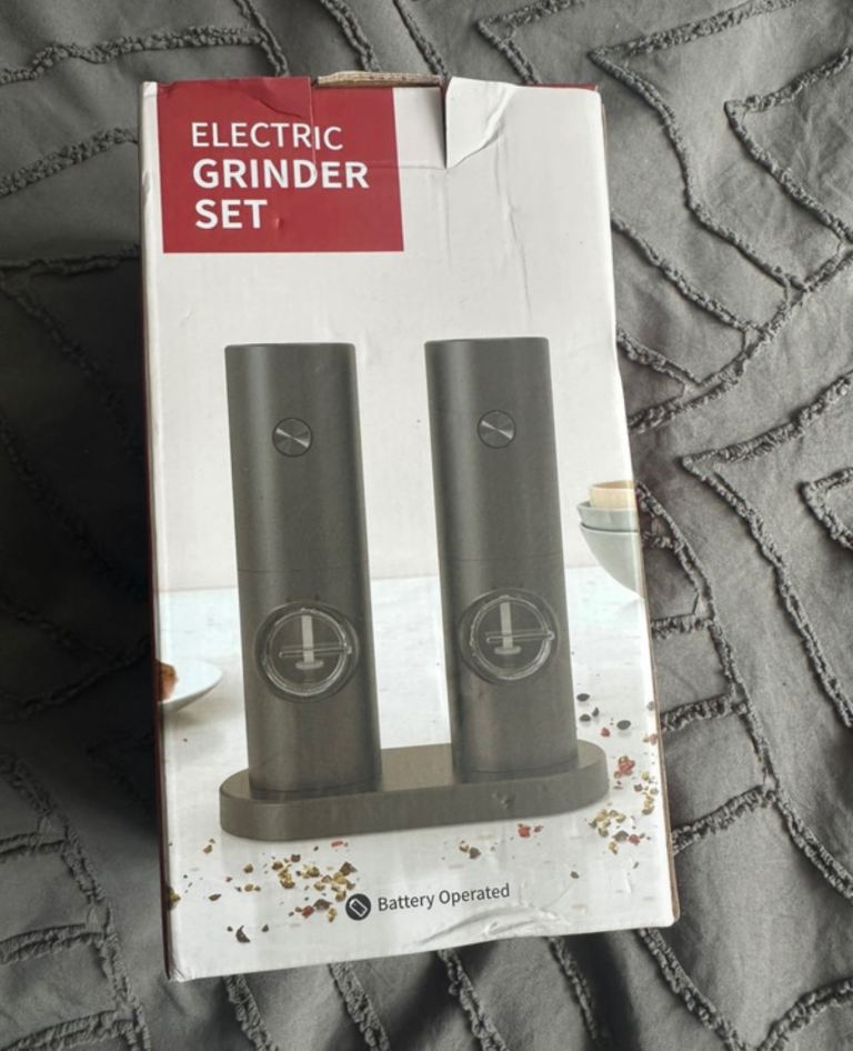 Salt and pepper grinder set 