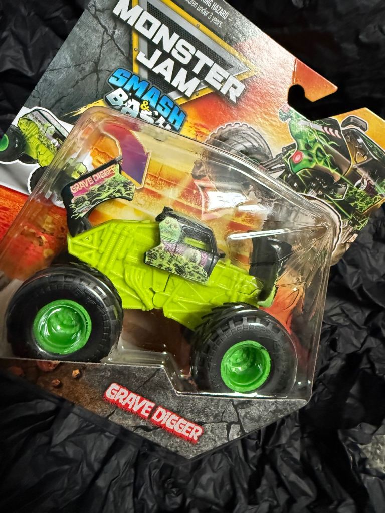 Monster jam smash & grab grave digger truck car drive crash bash toy fun 