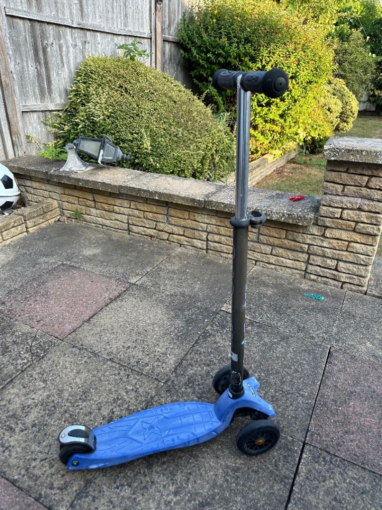 Kids Blue Three-Wheel Scooter – Good Condition