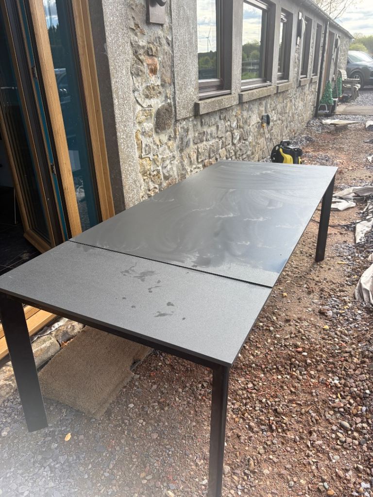 Extendable dining table