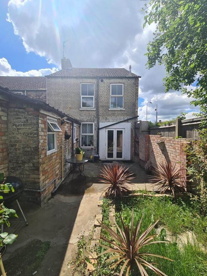 1-BEDROOM GROUND FLOOR GARDEN FLAT - Russell Street (PE1)