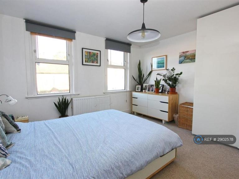 4 bedroom house in Sanderstead Road, South Croydon, CR2 (4 bed) (#2902578)