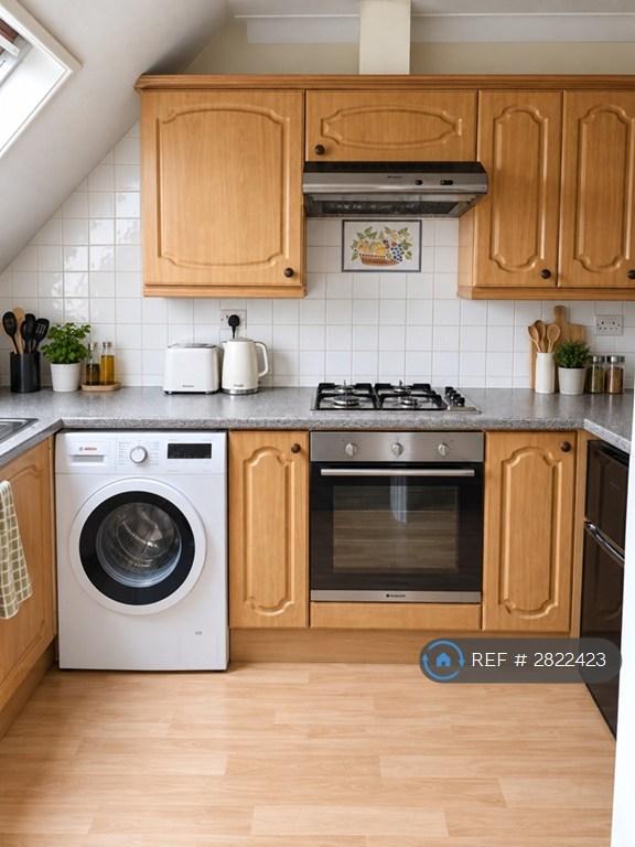 2 bedroom flat in Holdenhurst Road, Bournemouth, BH8 (2 bed) (#2822423)