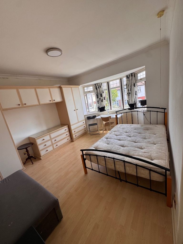 Large double room in Kingston / newmalden  all bil Inc