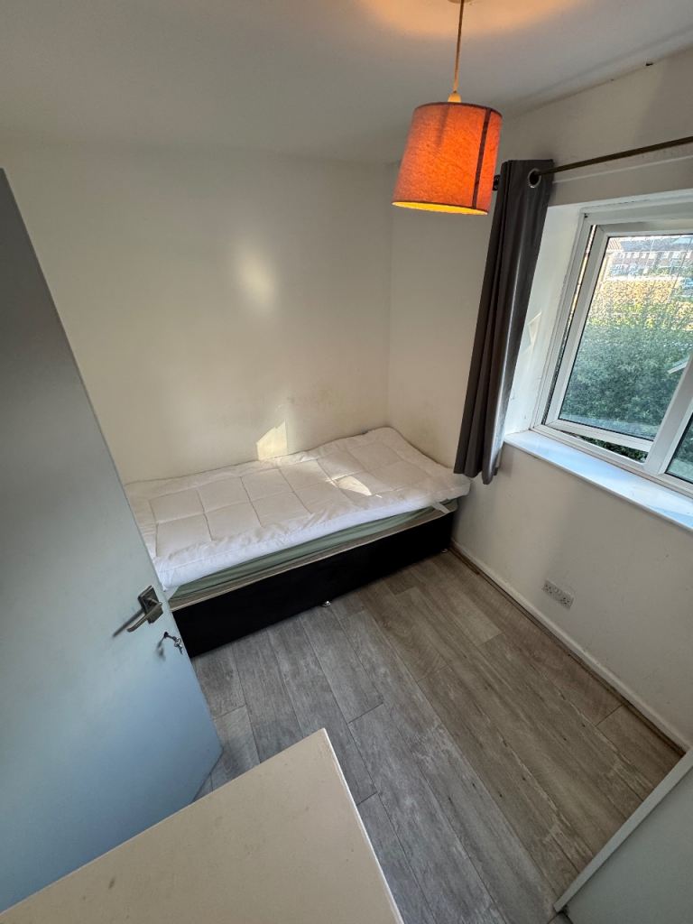 Single Room Crawley Ifield RH11 0JP