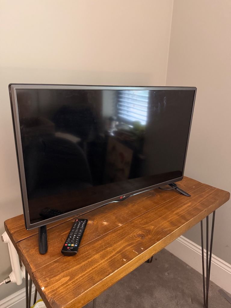 LG TV 32inch TV with Remote Control – Good Condition