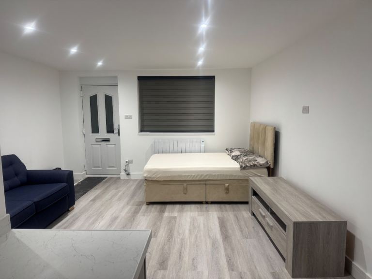 Stunning Brand New Large Fully Refurbished Studio Flat in LU3 , 1 of the best out there