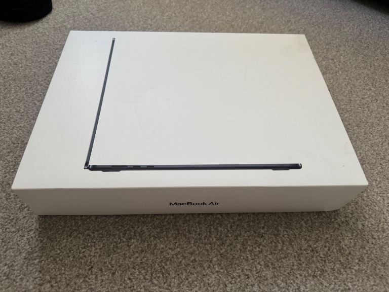 Apple MacBook Air M2 8-Core 15” 2023 with box