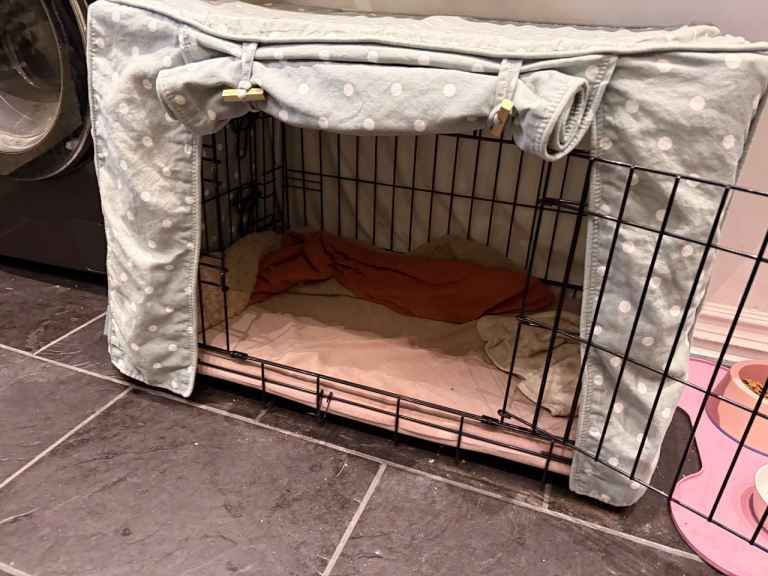 Lords and Labradors medium dog crate with cover