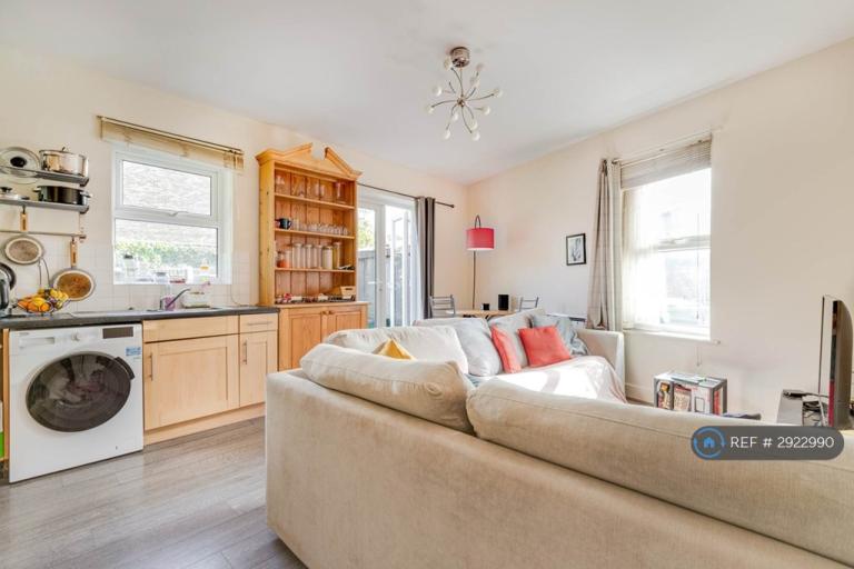 2 bedroom flat in Horatio House, London, SW19 (2 bed) (#2922990)
