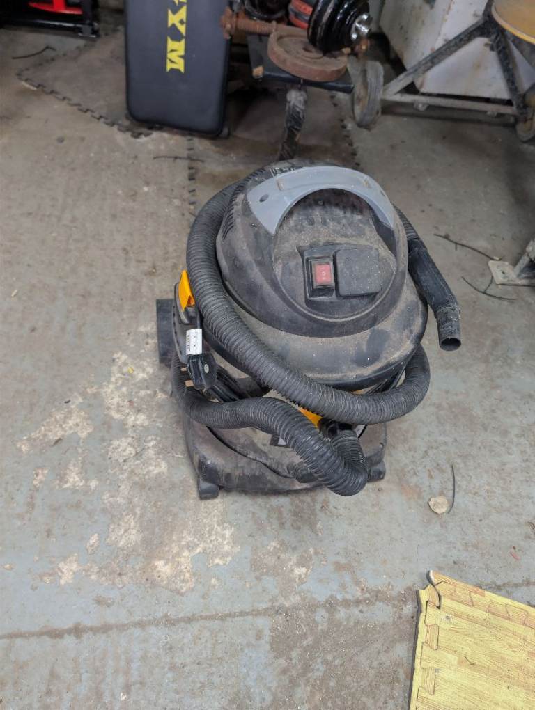 Titan wet and dry vacuum cleaner 