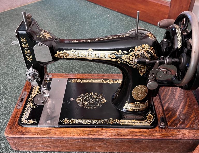 Singer sewing machine - 1914, manually operated 