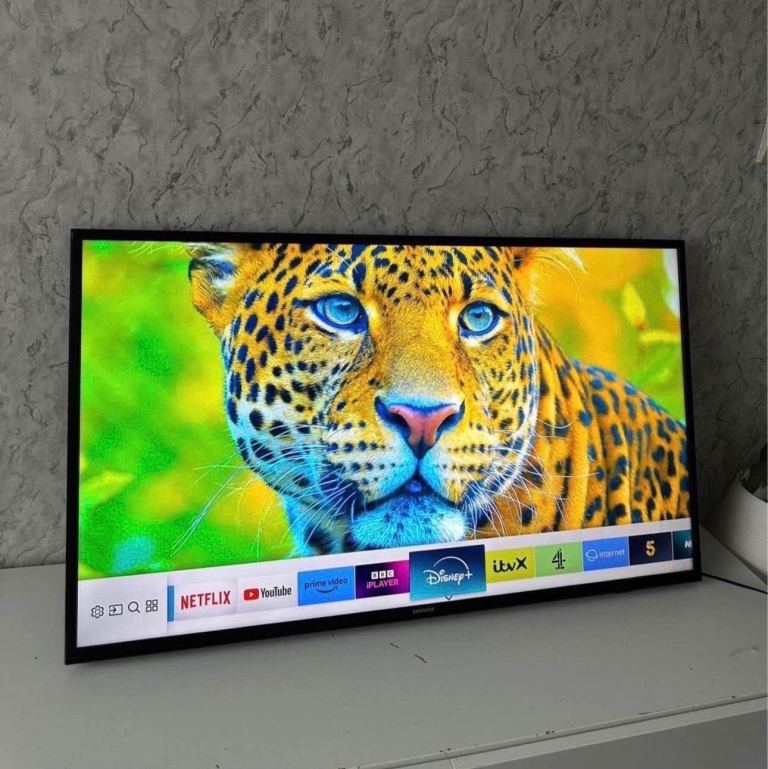 Samsung 40” Smart   WiFi Full Hd HDR led tv   Excellent condition-  Wall Mount Included