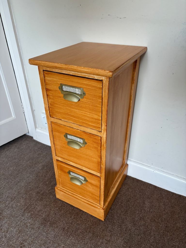 Lovely compact slimline Wooden 3 Drawers bedside table cabinet unit Metal pulls EXCELLENT CONDITION 