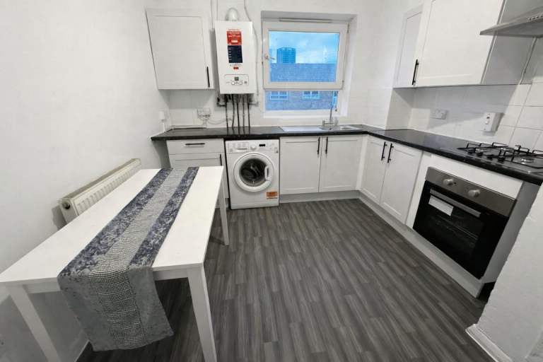 IMMEDIATELY AVAILABLE Newly Renovated 2 Bedroom Flat (Fully furnished) Modern Finish Throughout. E12