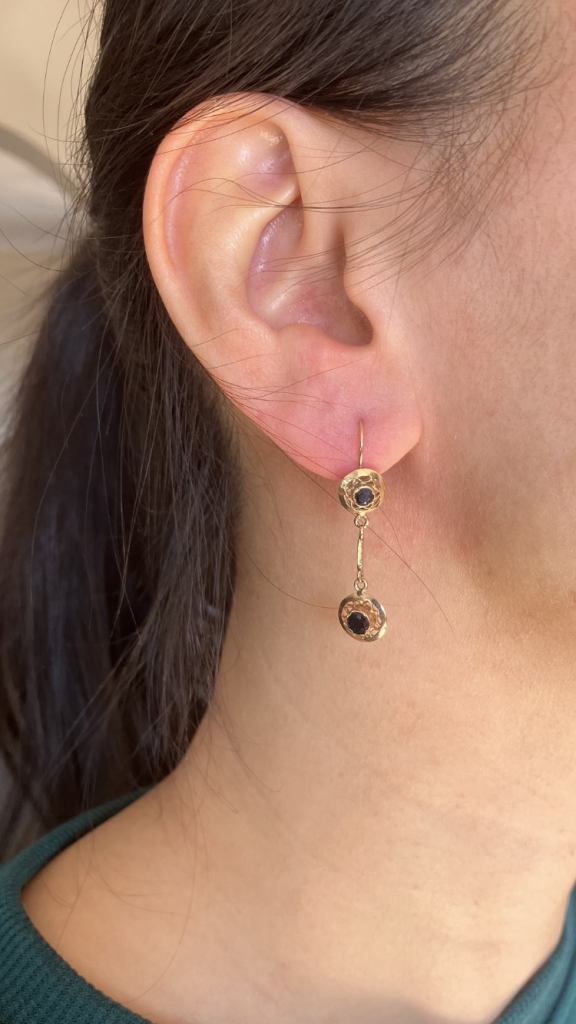 Gorgeous Vintage 14 carat Gold 4 Onynx earrings. 