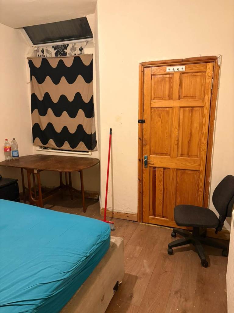 ROOM FOR RENT IN THREE BADROOM HOUSE 