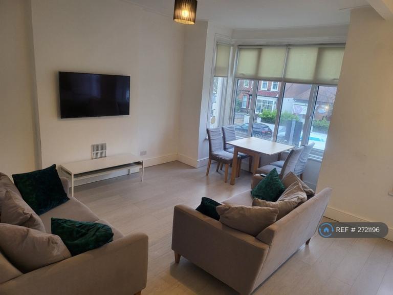 2 bedroom flat in Station Road, London, E4 (2 bed) (#2721196)