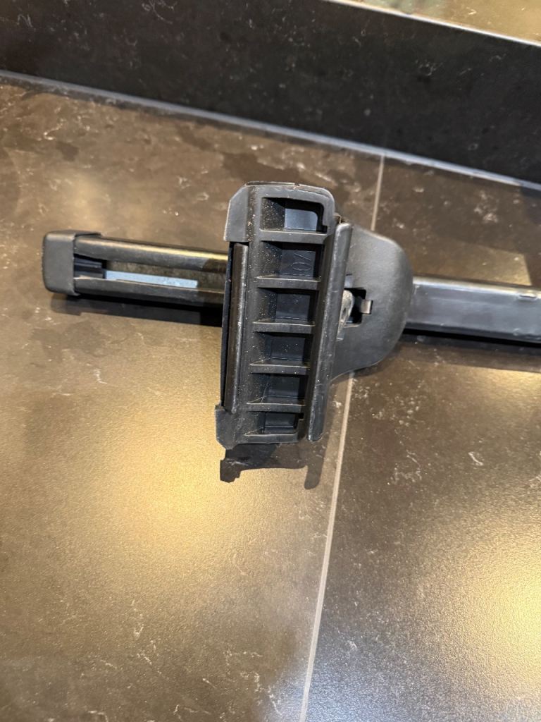 Volvo XC60 Thule roof bars and fitting kit 