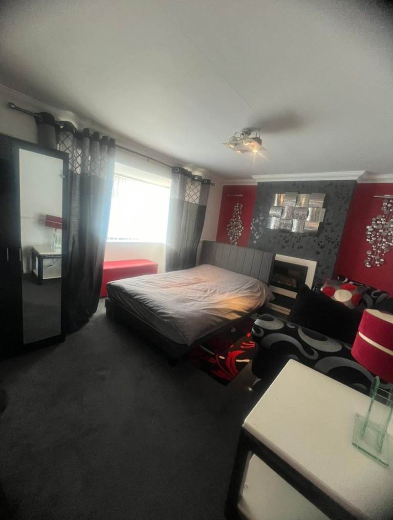 spacious double room is available at Coventry, CV2 