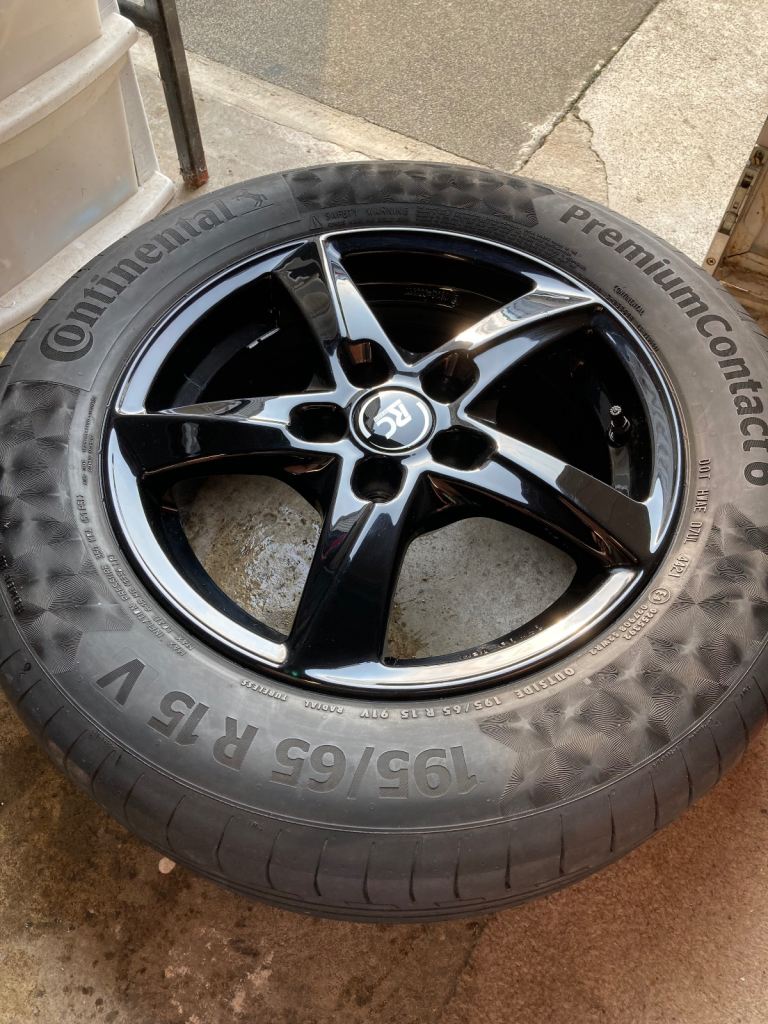 Set of 4 x 15" RC Design RC30 Gloss Black Alloy Wheels with tyres