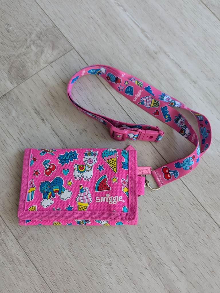 Never used, lovely bright pick Smiggle wallet with long strap and lots of pockets and storage areas.